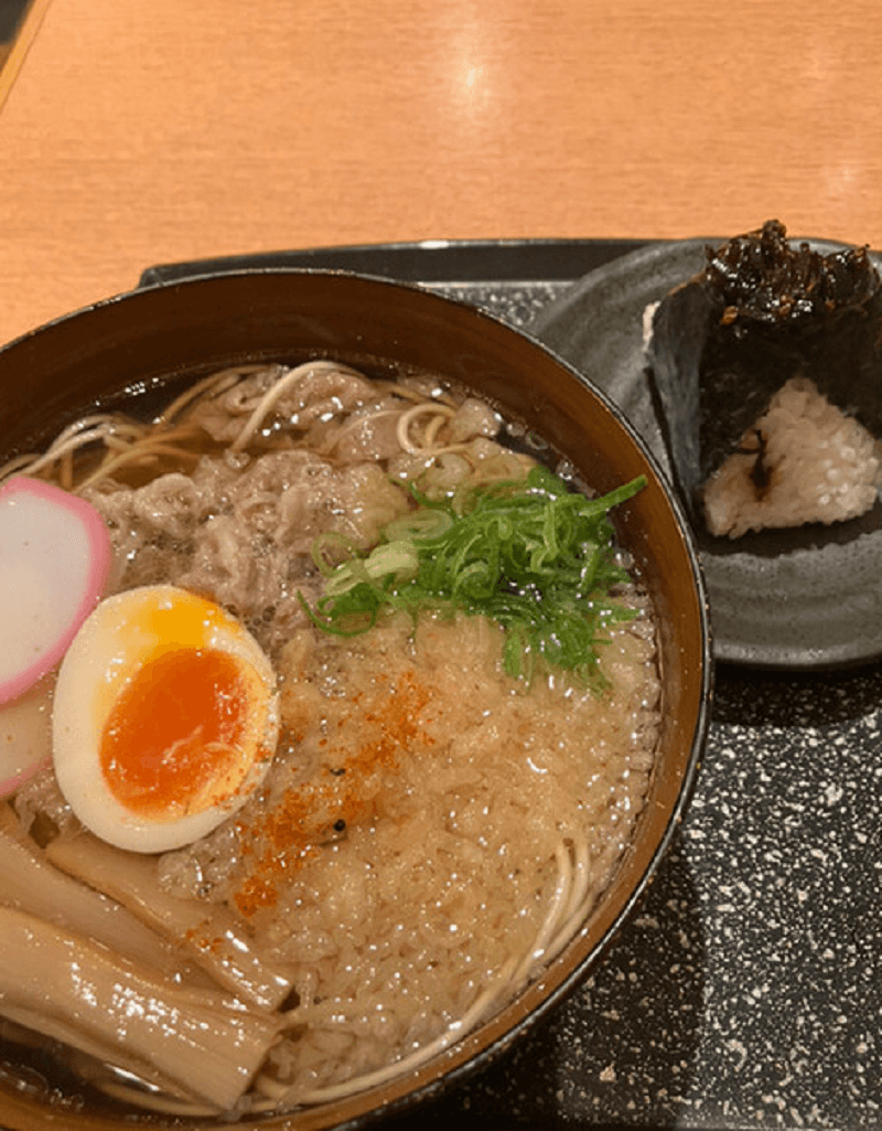 新大阪そば牛肉入りと高菜おにぎり